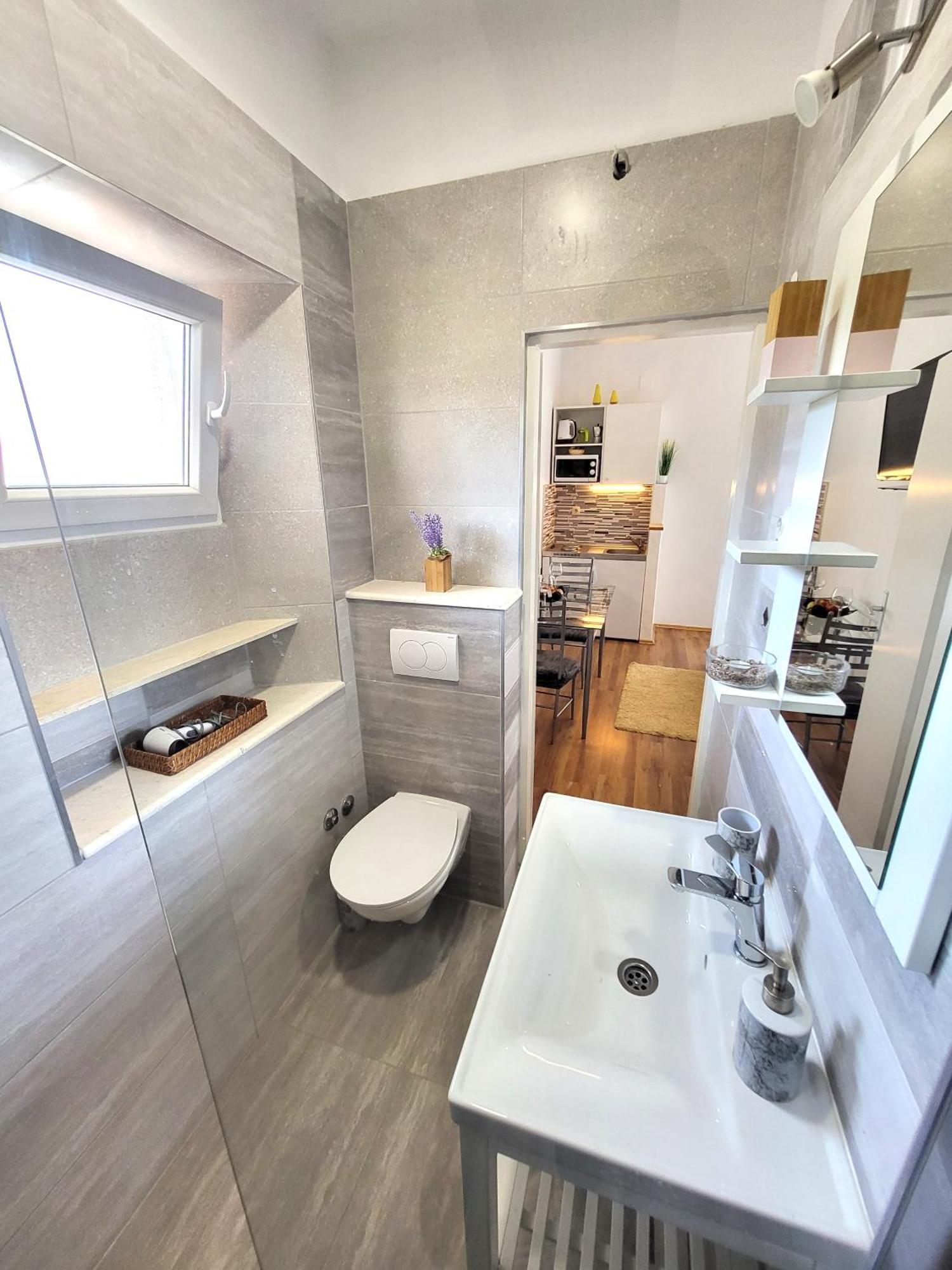 Apartments Vrisnik イェルサ エクステリア 写真