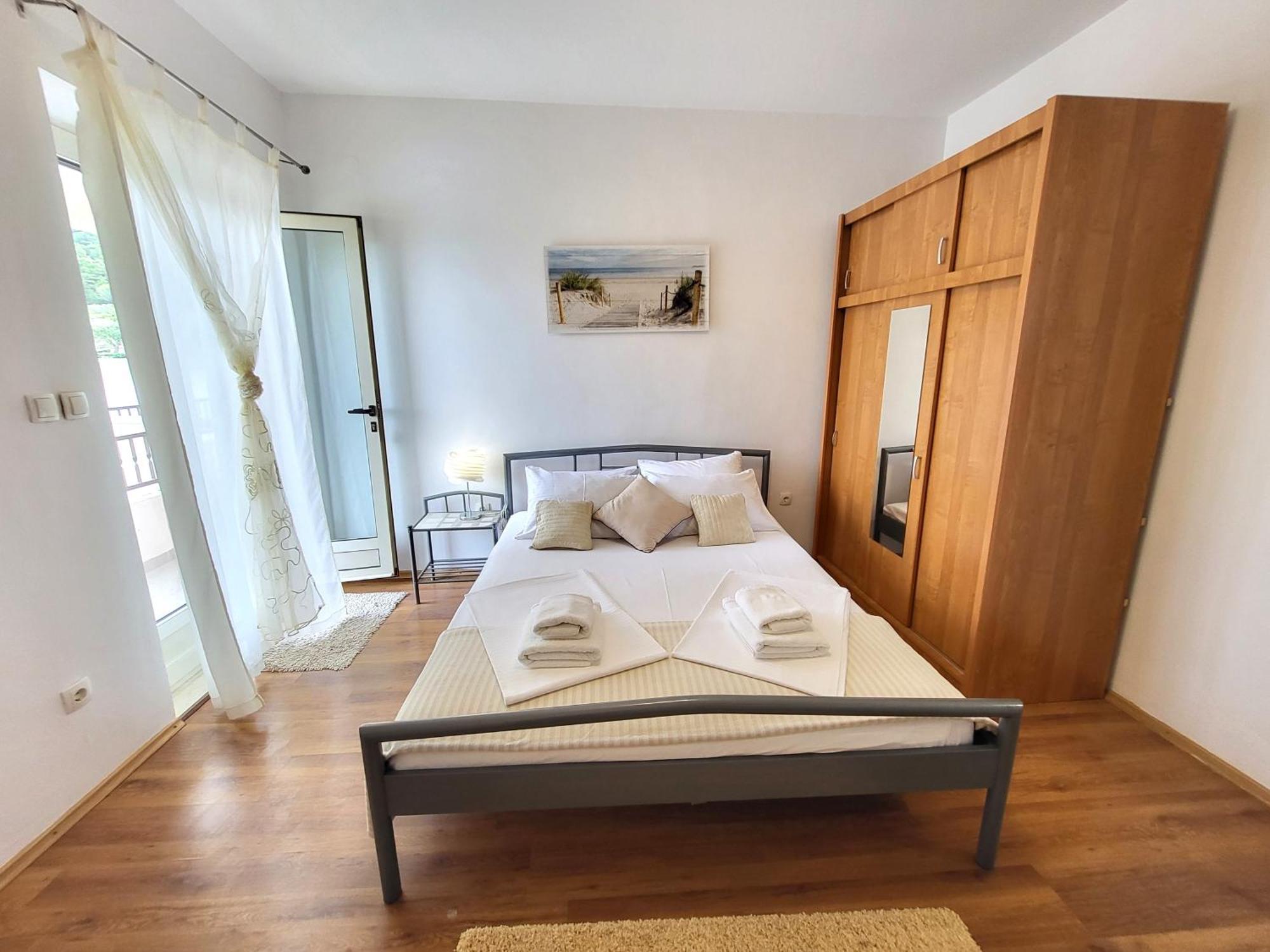 Apartments Vrisnik イェルサ エクステリア 写真