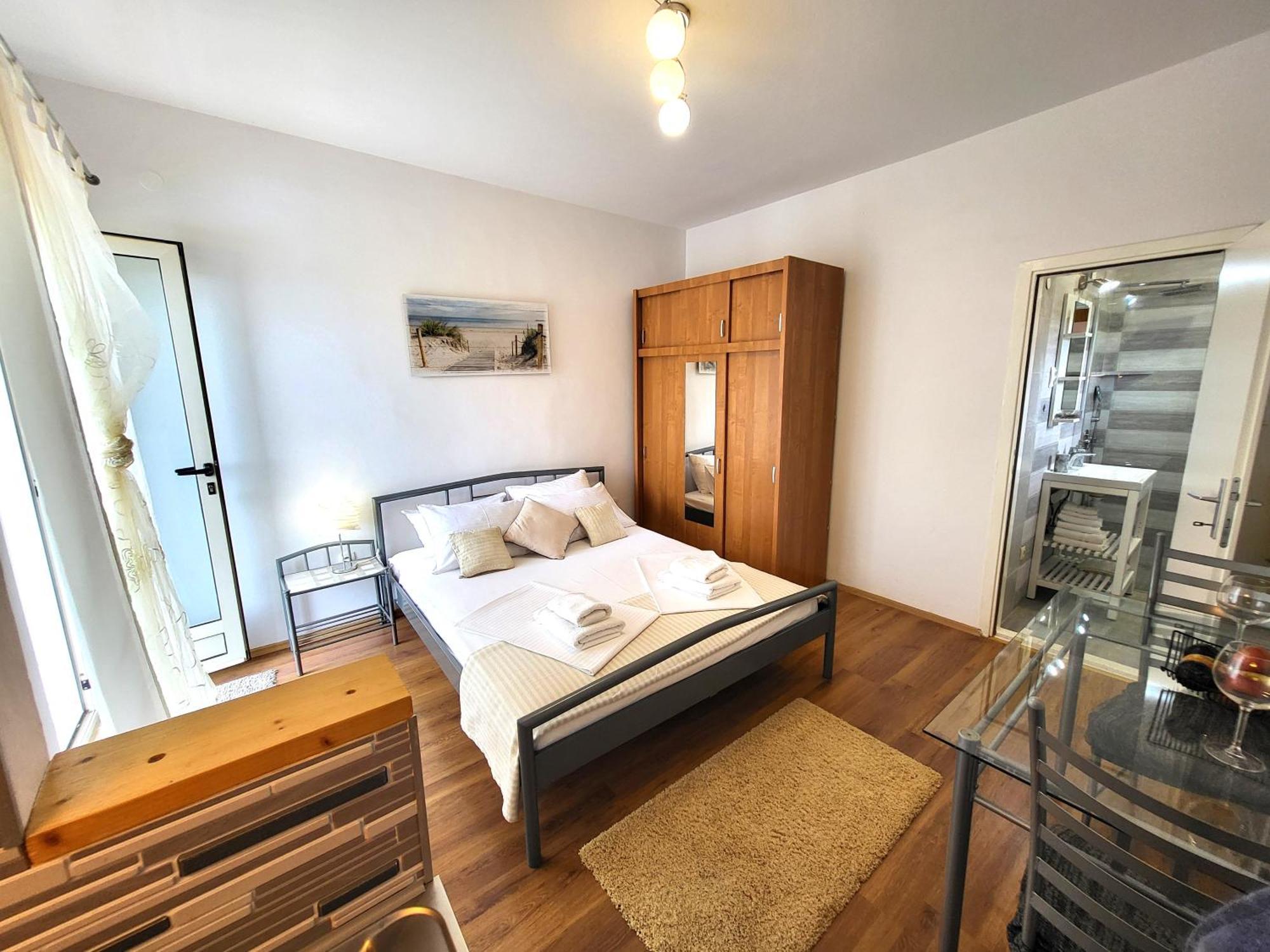 Apartments Vrisnik イェルサ エクステリア 写真