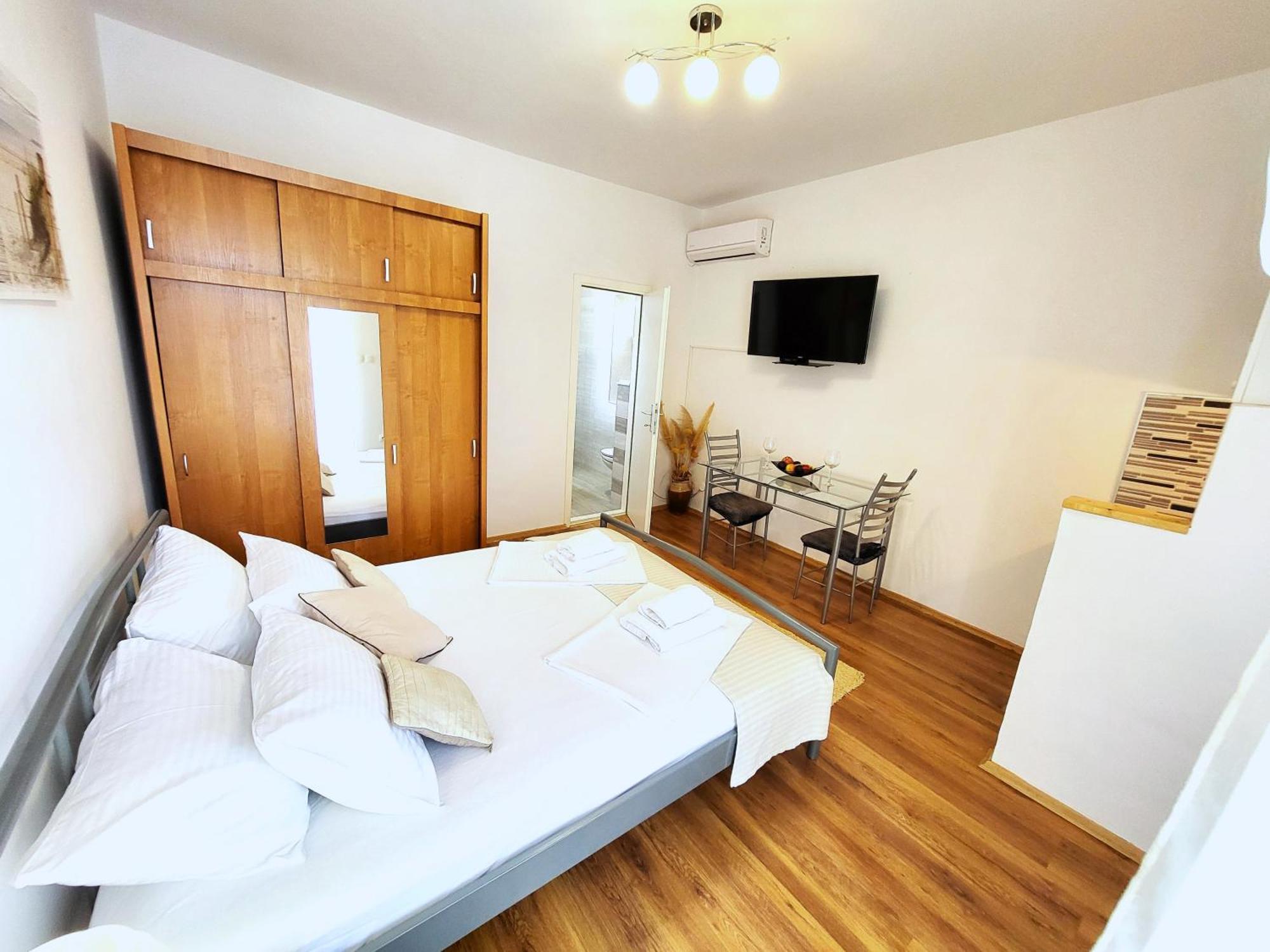 Apartments Vrisnik イェルサ エクステリア 写真