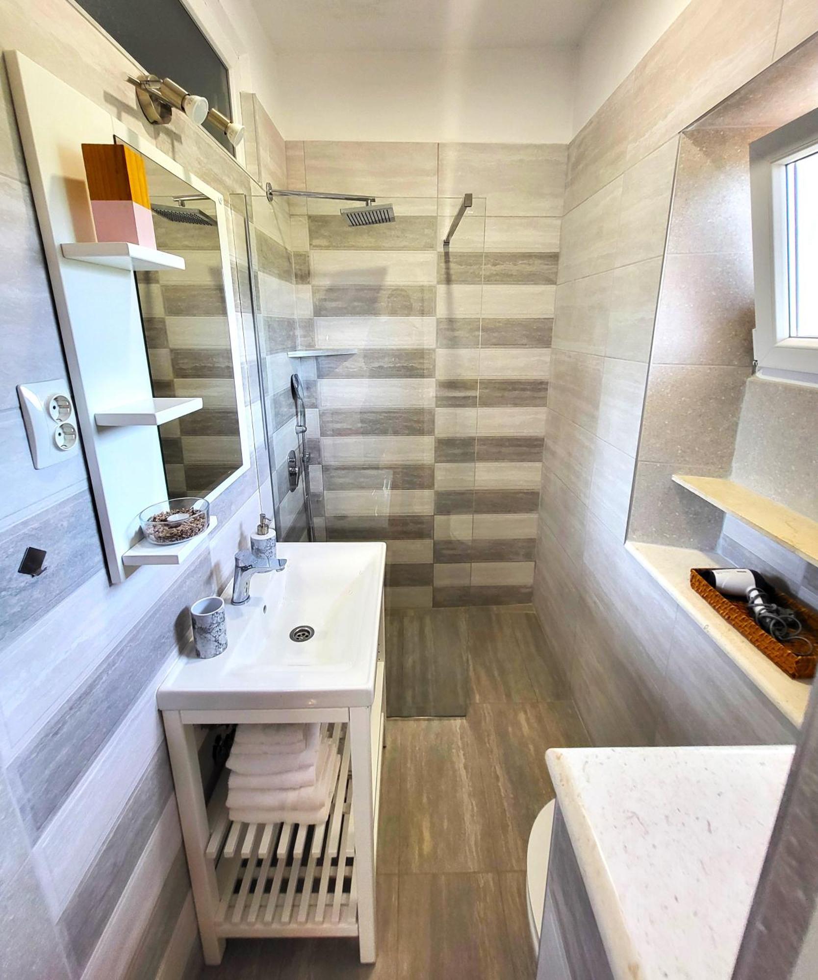 Apartments Vrisnik イェルサ エクステリア 写真