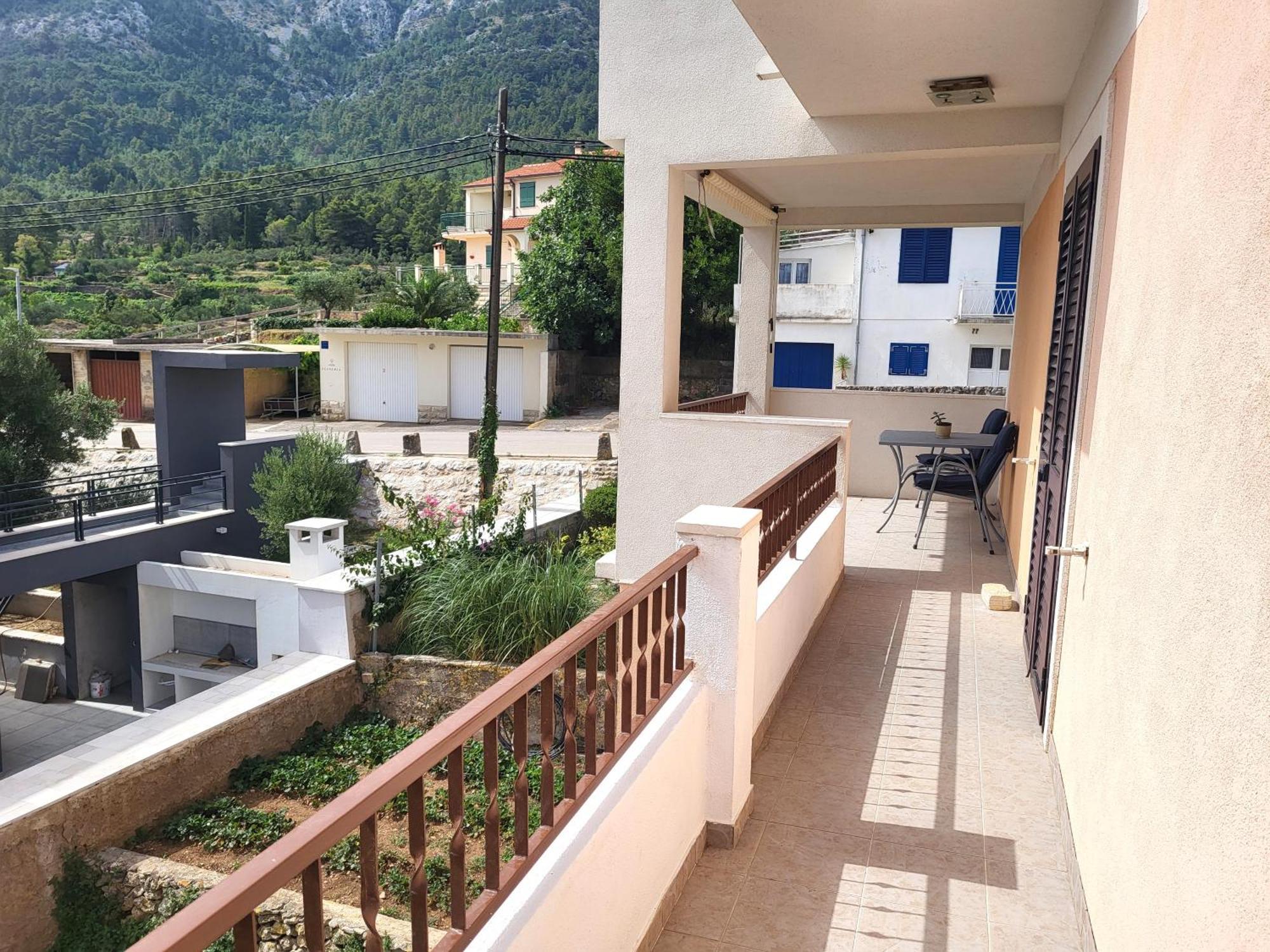 Apartments Vrisnik イェルサ エクステリア 写真