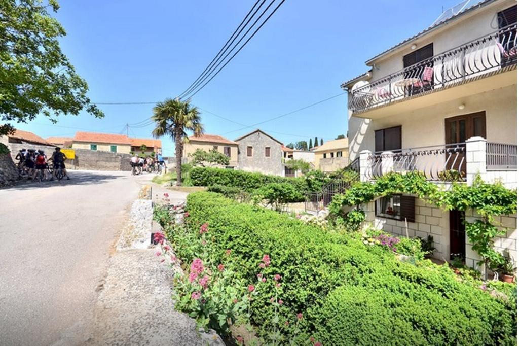 Apartments Vrisnik イェルサ エクステリア 写真