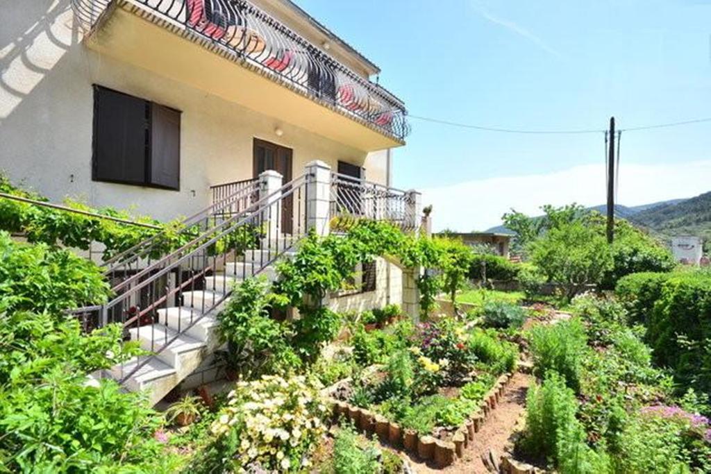 Apartments Vrisnik イェルサ エクステリア 写真