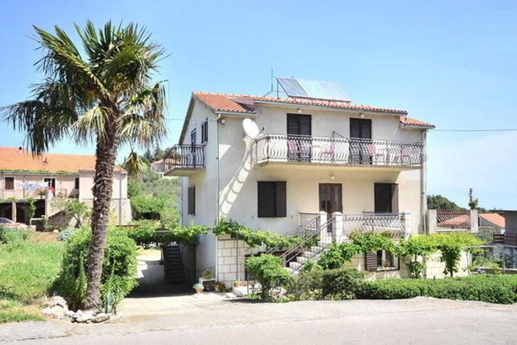 Apartments Vrisnik イェルサ エクステリア 写真