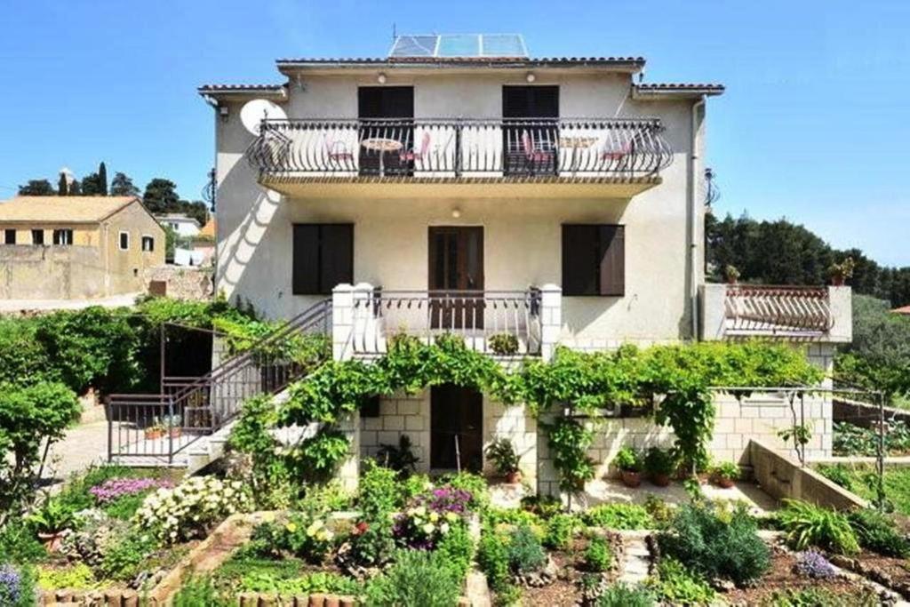 Apartments Vrisnik イェルサ エクステリア 写真