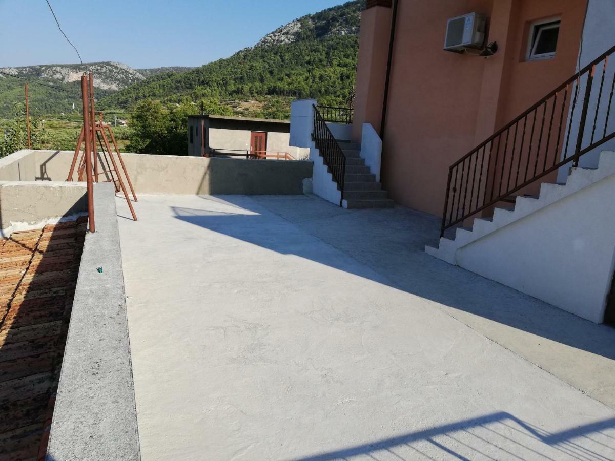 Apartments Vrisnik イェルサ エクステリア 写真