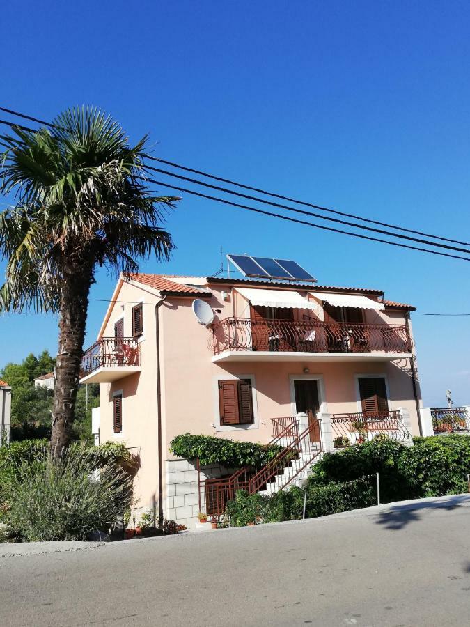 Apartments Vrisnik イェルサ エクステリア 写真